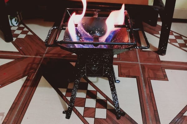 ¡Adiós al carbón! Inventó un “brasero chiquito pero poderoso” que cocina hasta para un batallón