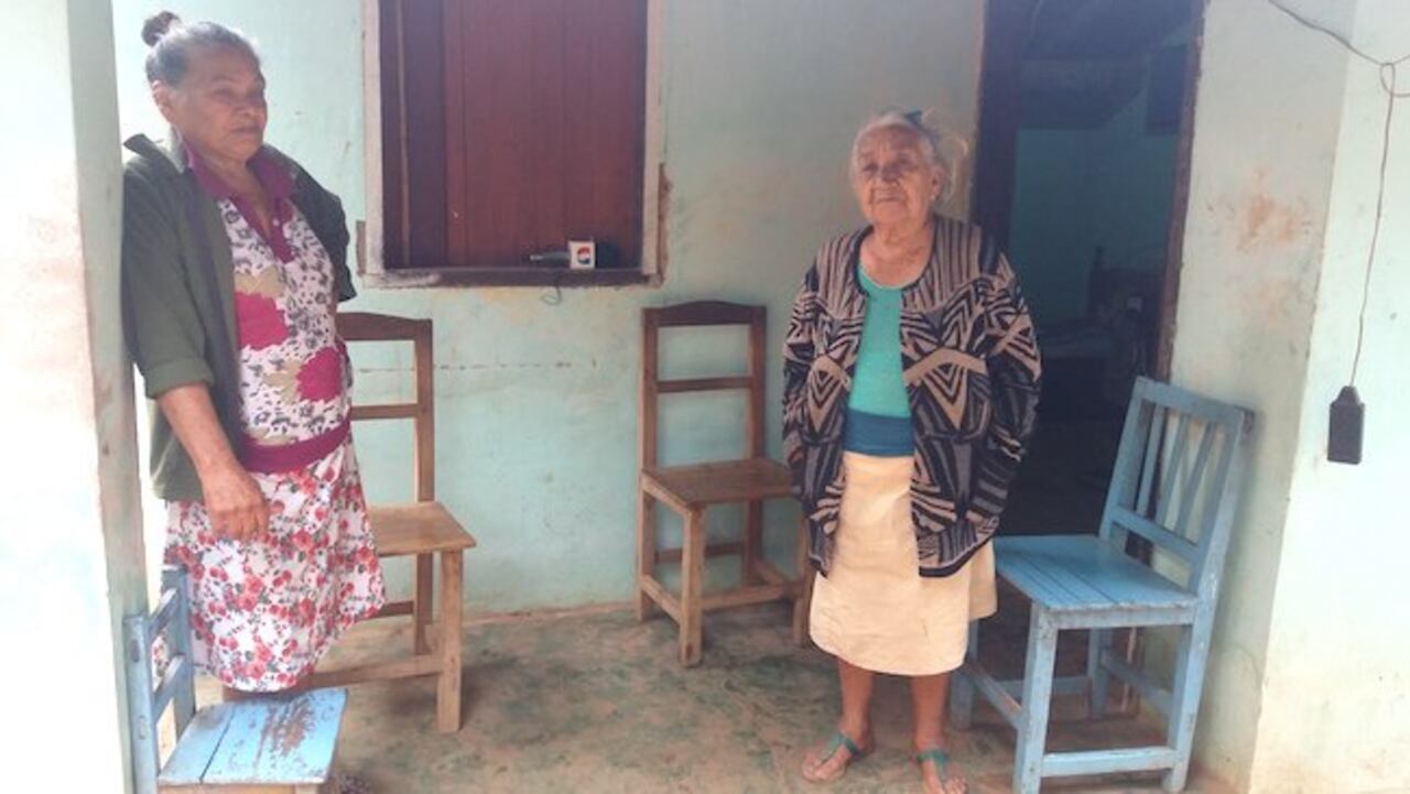 La abuelita contó cómo se inició en el rubro de la costura.
