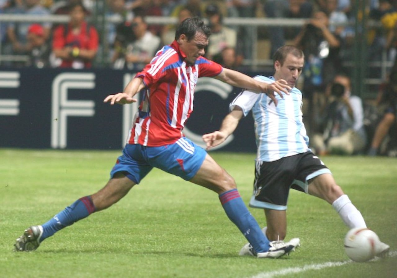 Manzur en acción frente al argentino Rodrigo Palacio (Copa América 2007).
