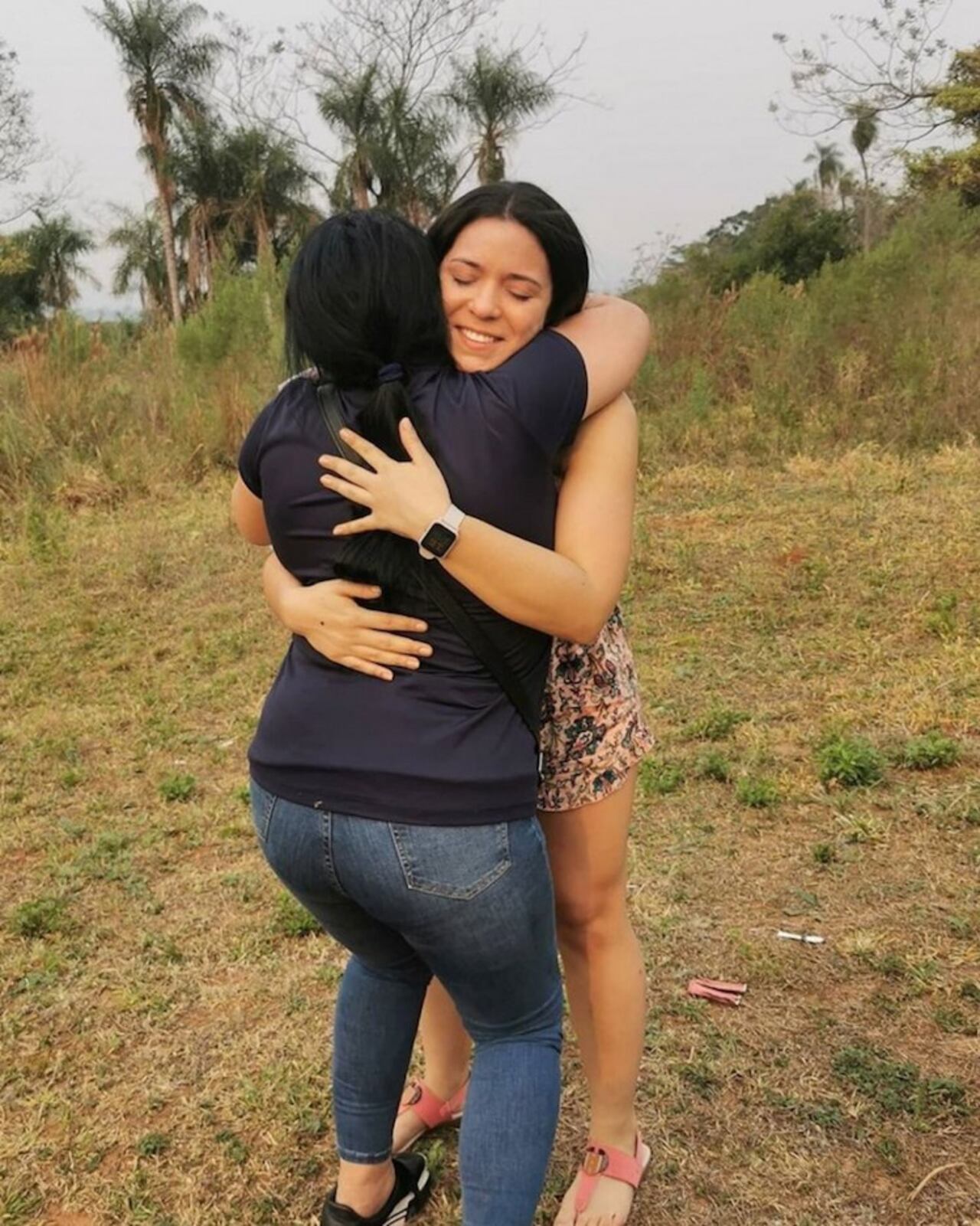 Una hija agradeciendo a su madre todo lo que hizo por ella, dándole de regalo un terreno.