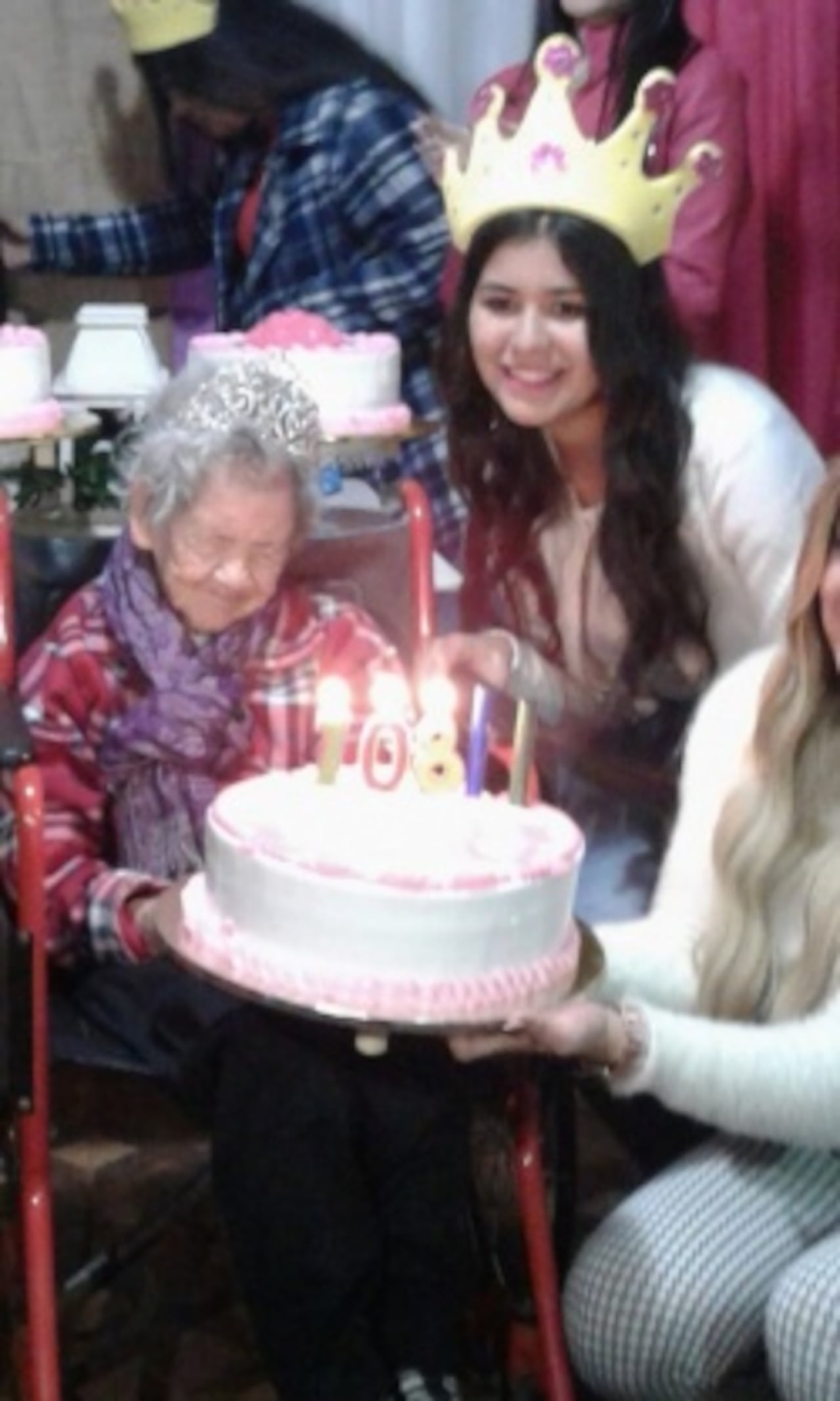 REINA. La “abuela” es tratada como una verdadera reina dentro de la casa.