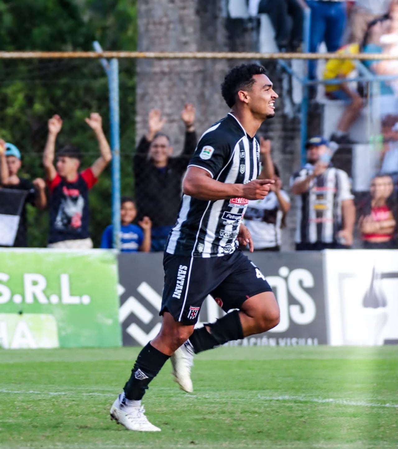 Epígrafe: Juan “Robinho” Mereles sale a festejar el segundo gol de su equipo. (Foto club Santaní)