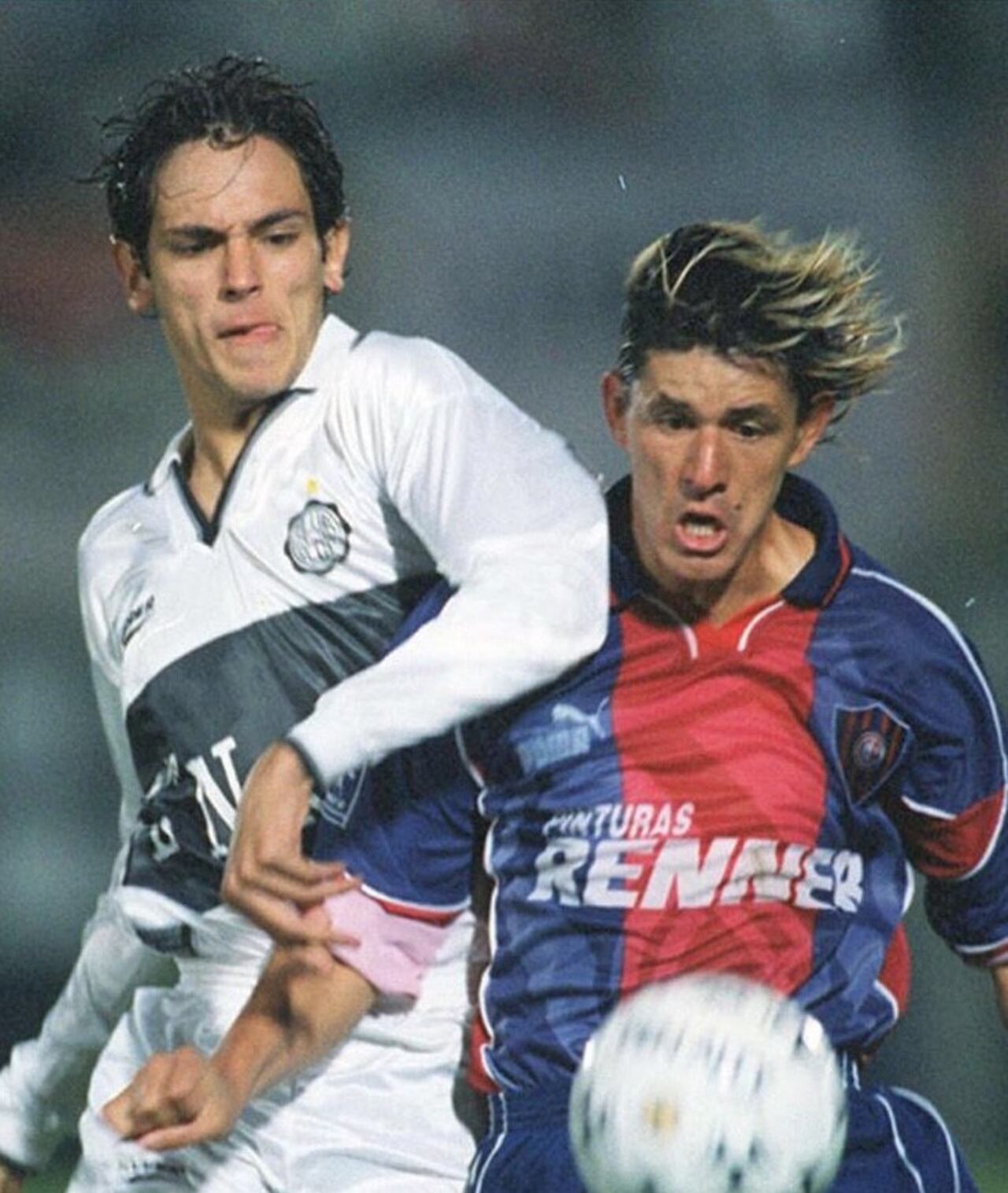 Héctor Blanco en una dura marca a Roque.