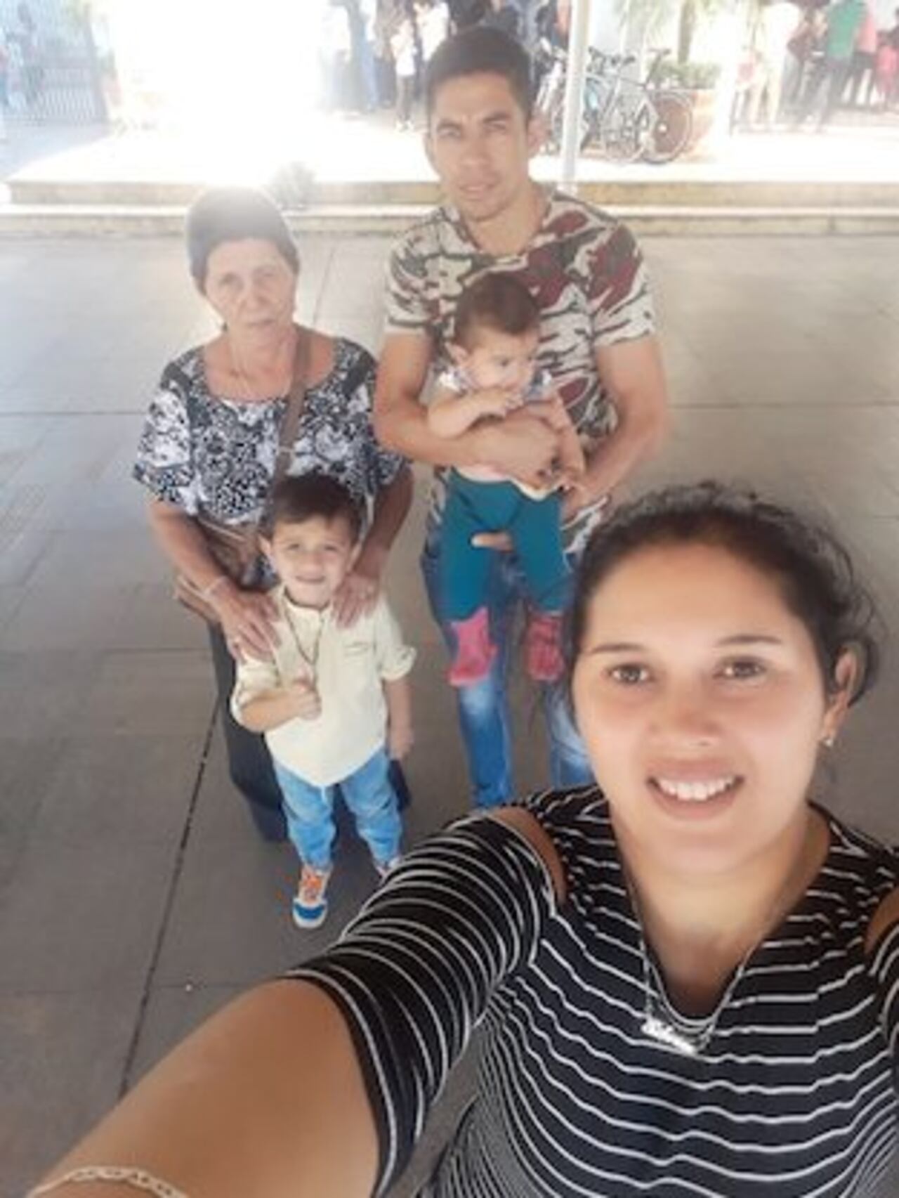 PILARES. Arévalos posando junto a su señora, sus retoños y también junto a su suegra.