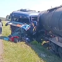 Camión terminó en la cuneta tras reventar su rueda delantera