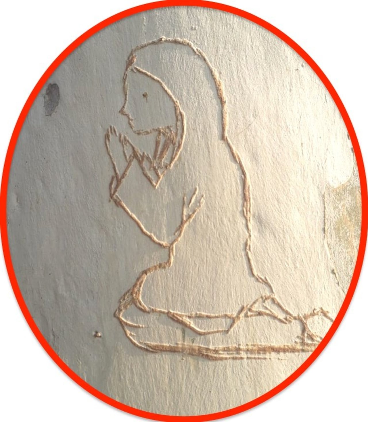 Virgen María arrodillada en posición de oración.