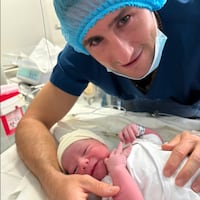 Ex pelotero de la O dio la bienvenida a su bebecito