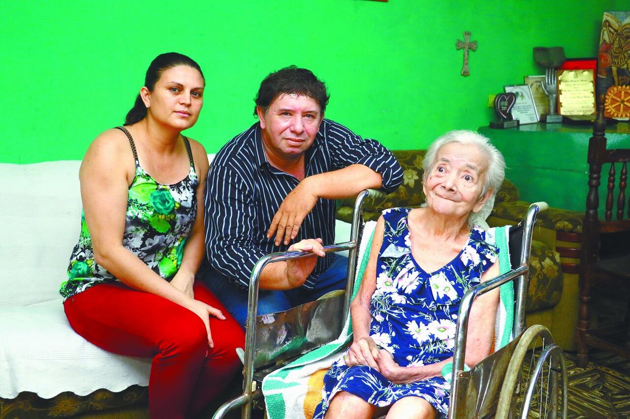 MAMÁ Y PAREJA. Con su mamá y su pareja, Irma.