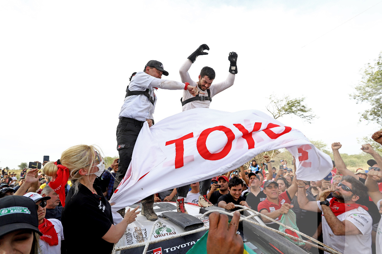 El festejo de Alejandro y Marcelo tras ganar el Transchaco Rally 2022. FOTO EDU VELÁZQUEZ