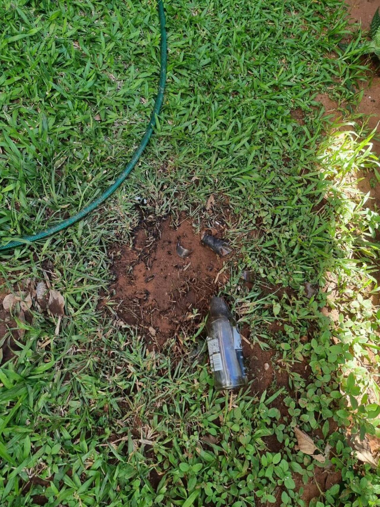 La bomba molotov no rompió el blíndex y explotó en el patio.