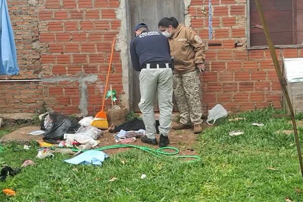 ¡Terrorífico! Hallan feto de varoncito en parte de atrás de una casa