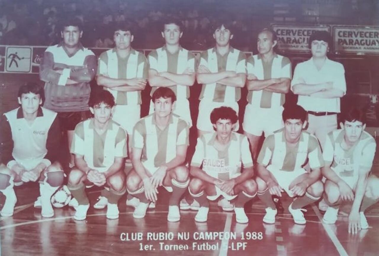 Plantel campeón de Rubio Ñu con los hermanos Jara Heyn en el equipo.