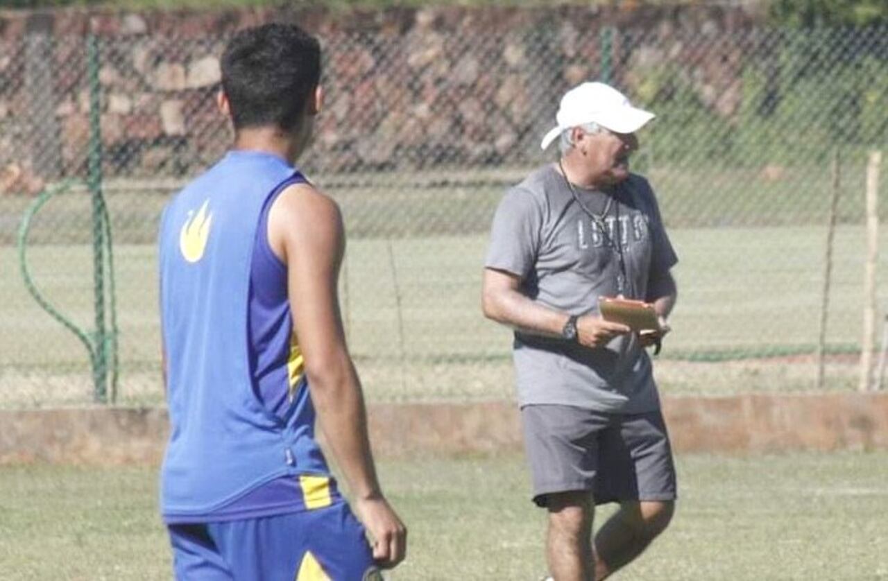 En una sesión de entrenamientos con Recoleta, como DT.