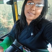 Entre tractores y retroexcavadoras, Karen lucha por un futuro mejor para sus hijos