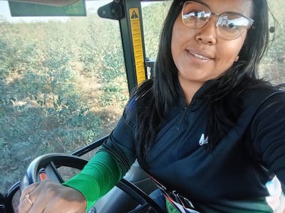 Entre tractores y retroexcavadoras, Karen lucha por un futuro mejor para sus hijos