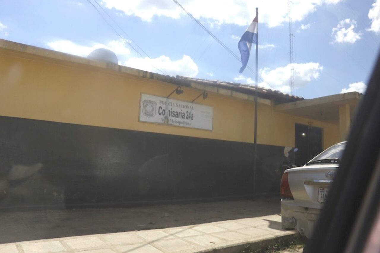 El comi de la 24 descansaba al llegar el equipo de Crónica.