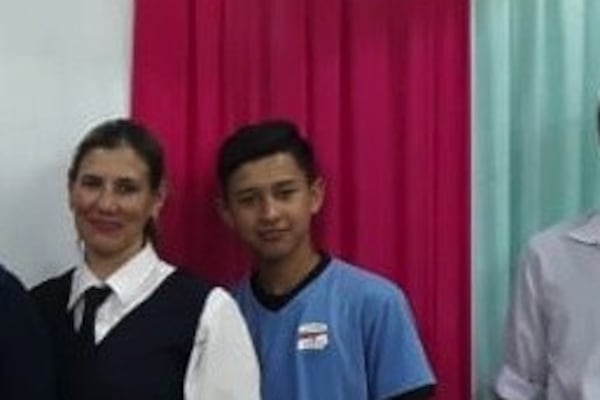 A sus 40 años va a la escuela y es la mejor alumna