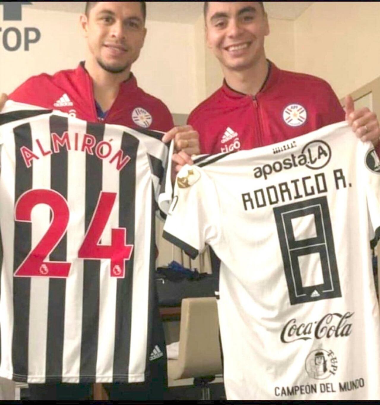 Rojas y Almirón intercambiaron camisetas.