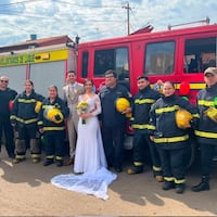 Bombero dio el “sí, quiero” y antes de la farra fue a su cuartel