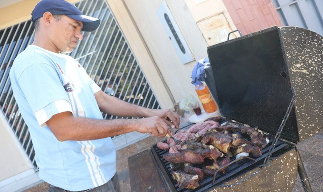 La familia Maldonado también vendía el asadacho en su vereda.