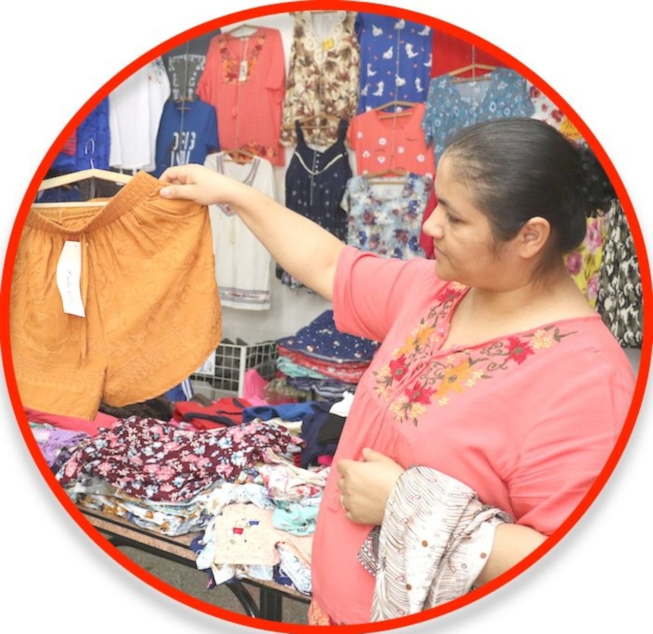 PRECIOS. Los vestidos sueltos salen bastante y hay desde 15.000 para arriba en el Mercado de San Lo.