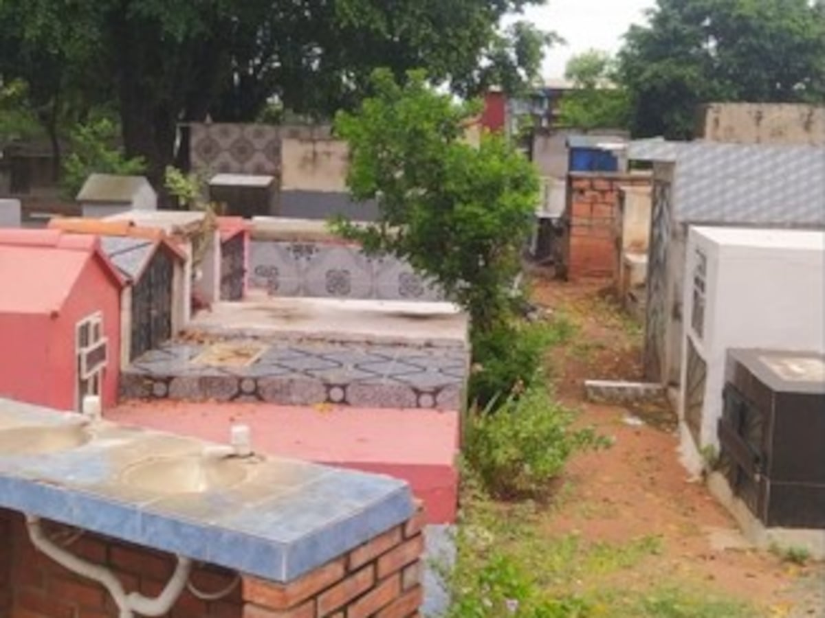 Mujer de Ñemby relata impactante encuentro con sombra en cementerio y evita regresar