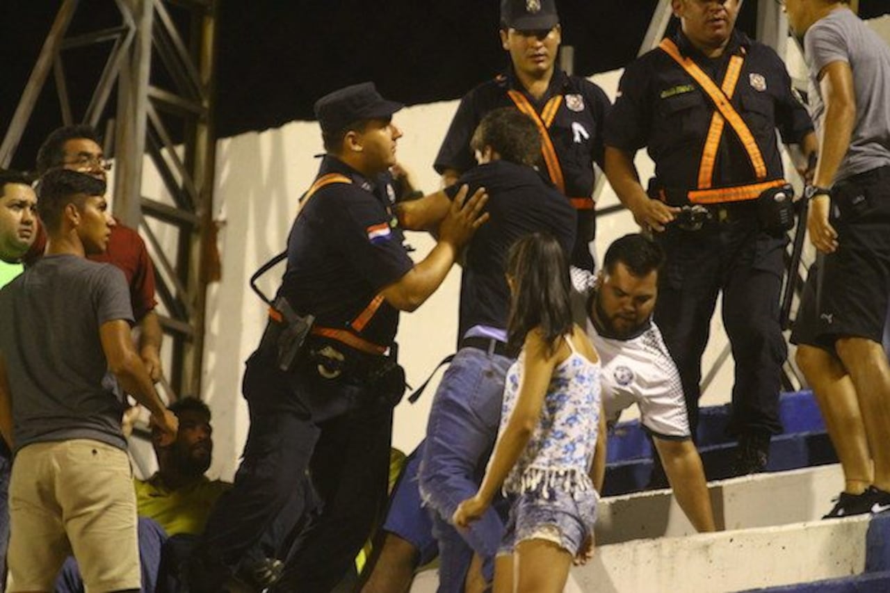 LA NEGATIVA. En un momento dado del partido se vivió un ambiente tenso en las graderías. No pasó a mayores.