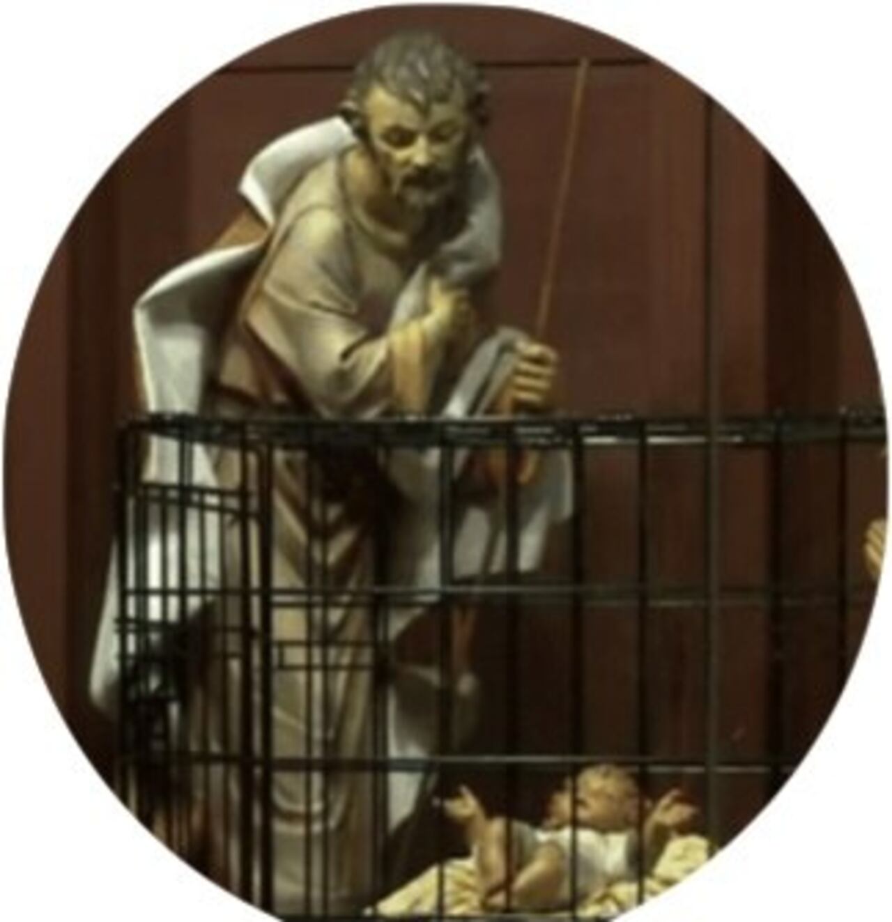 José, viendo al pequeño Jesús dentro de la jaula.
