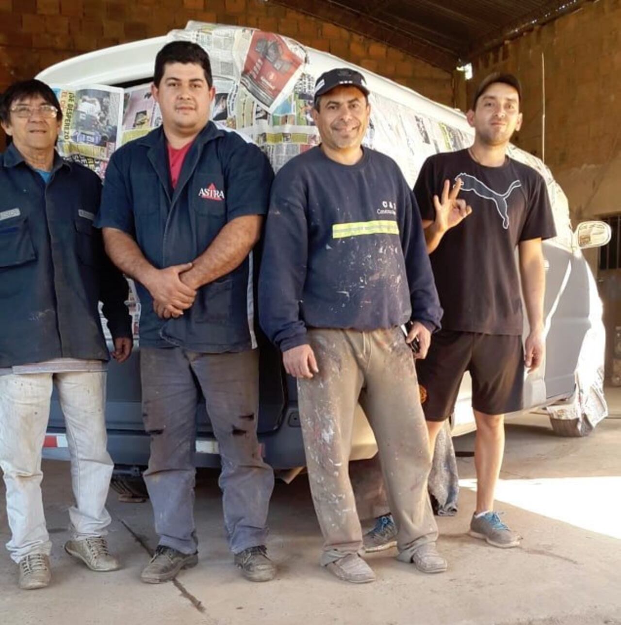 Los valécho chapistas y mecánicos que recuperaron el auto.