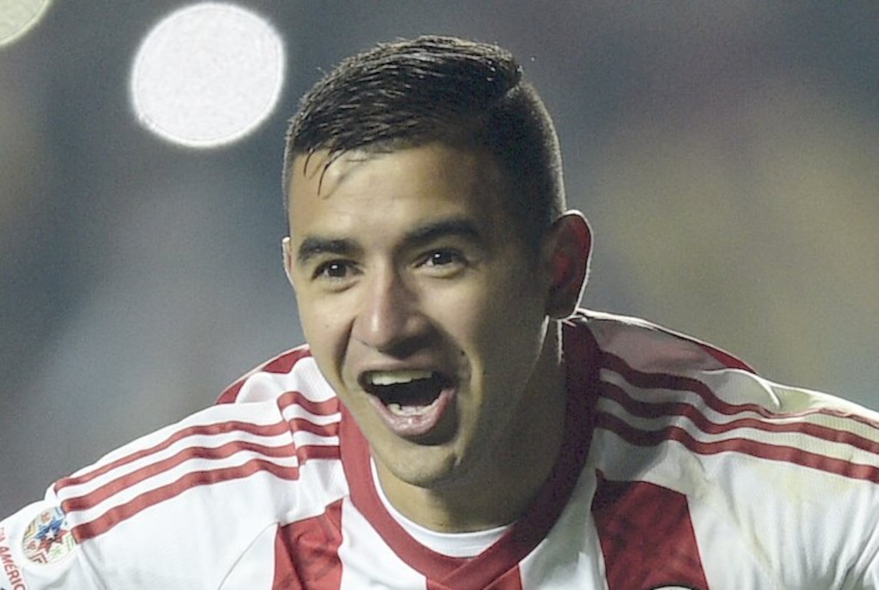 Derlis González, festejando uno de sus goles con la sele guasu.