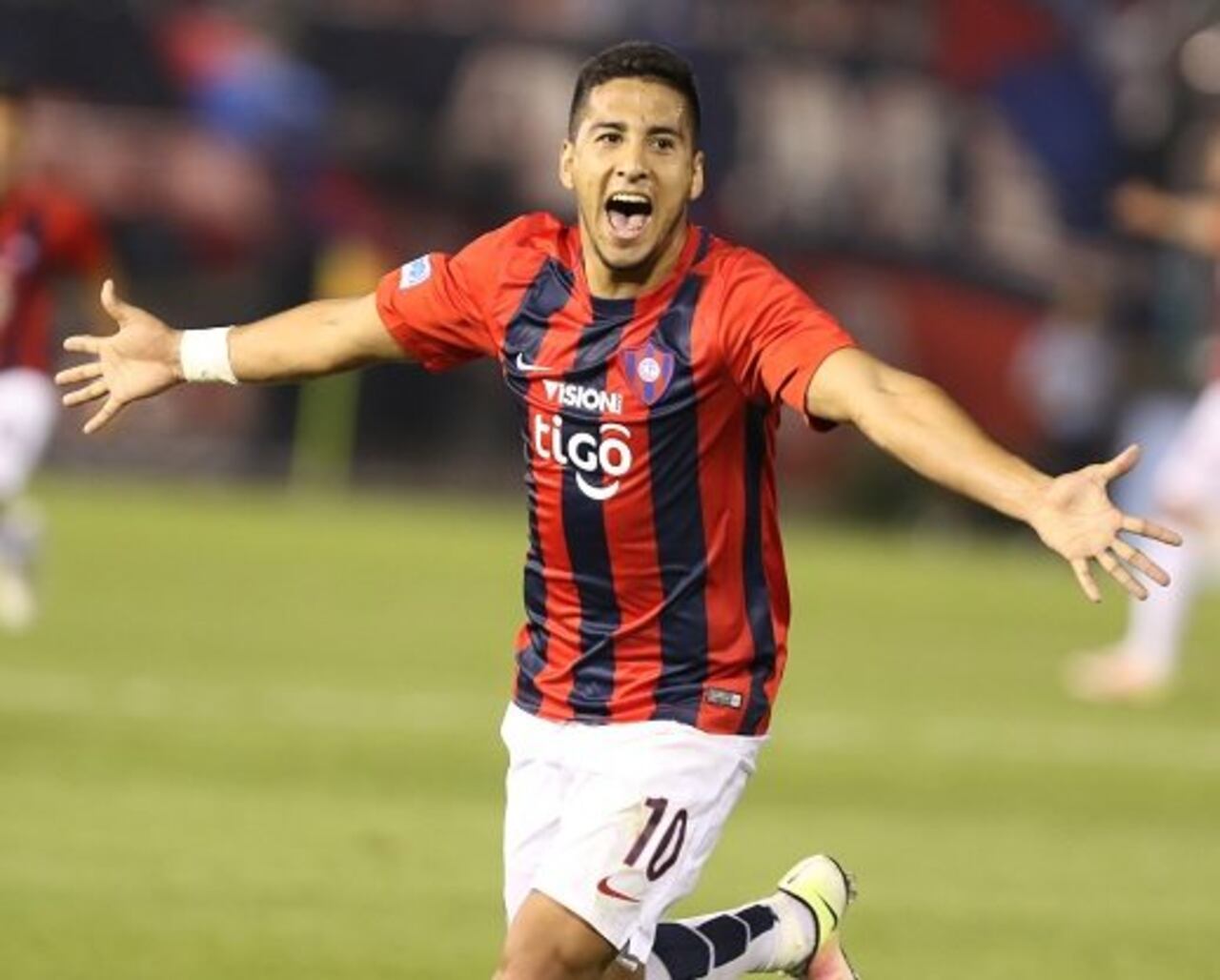 FESTEJO. Esta imagen se repitió una y otra vez el año pasado, Cecilio Domínguezcelebrando goles con la casaca de Cerro. Ahora hará goles para el América.