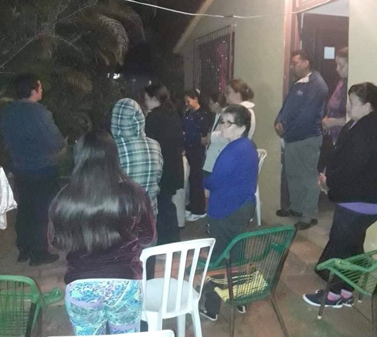 Mucha gente acude todos los días a la casa donde se dio “la manifestación” para rezar y encomendarse.