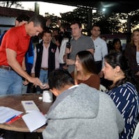 Santi Peña acudió a votar bien tempranito