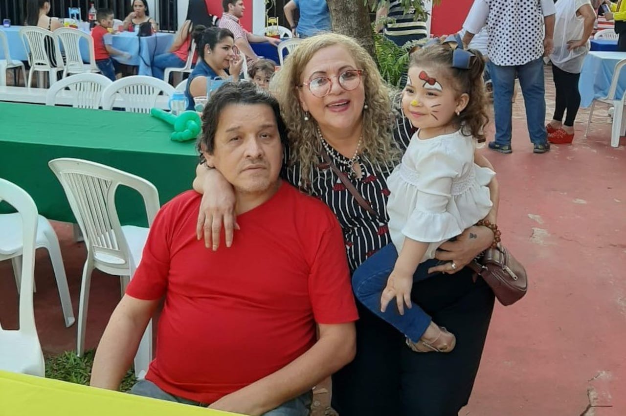 Alanna con sus abues paternos Juana y Edilberto.