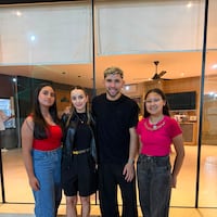 Dos primas conmueven a Enciso y a su lapa con su canto