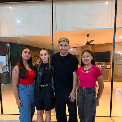 Dos primas conmueven a Enciso y a su lapa con su canto