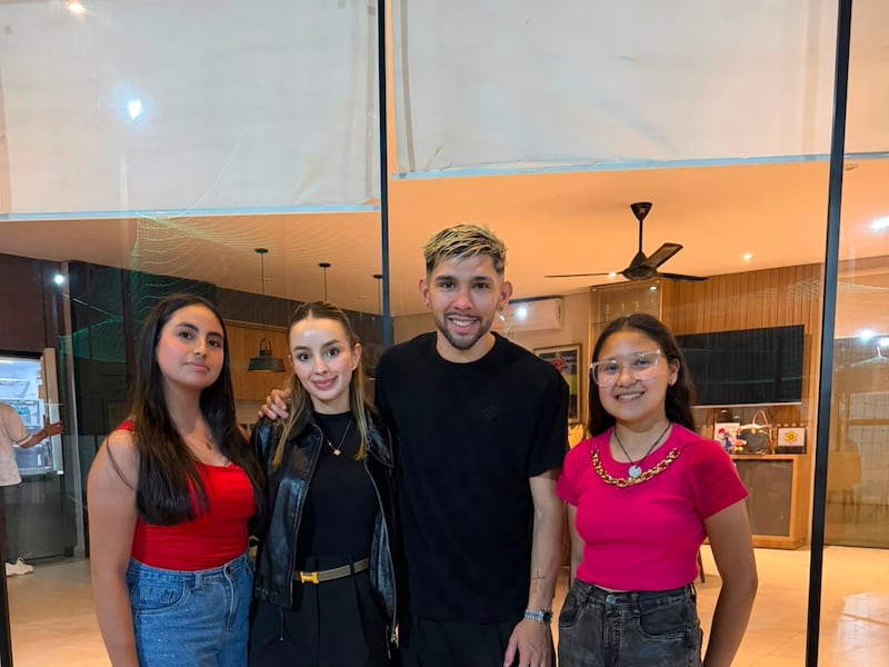 Dos primas conmueven a Enciso y a su lapa con su canto
