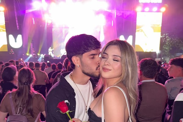 Llegó soltero a la Expo, pero un cupido le consiguió novia