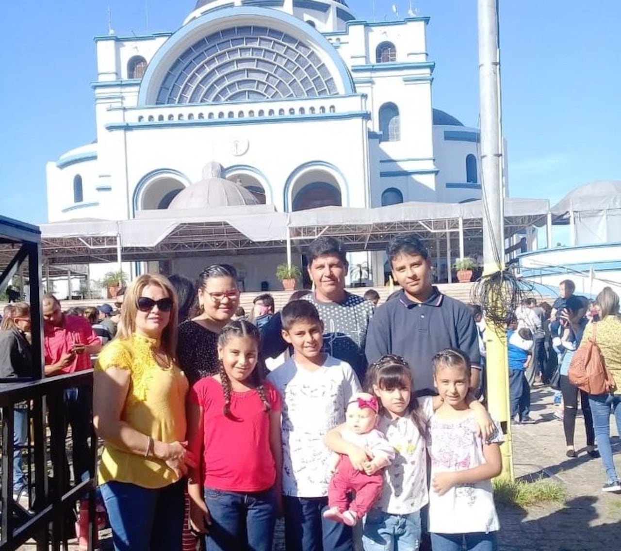 Todos los días va con su familia a visitar a la santa patrona de Caacupé he’i.