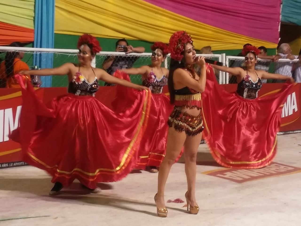 SHOW. La guaireña divirtió al público con lo mejor del repertorio de la música mexicana, desfilando con la comparsa “Ara Kái”.