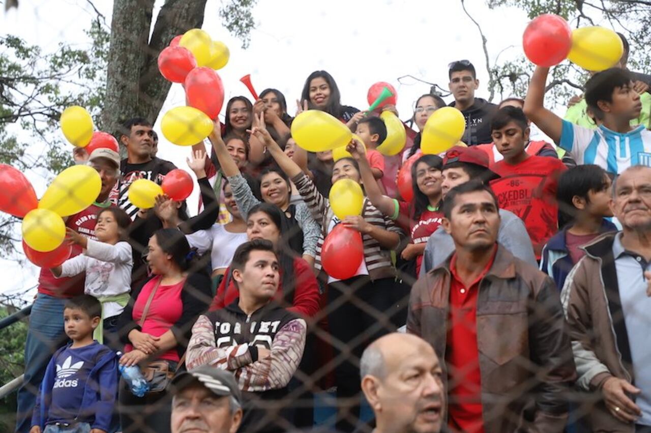 Mucho colorido en las gradas de la cancha del 12 de Octubre.