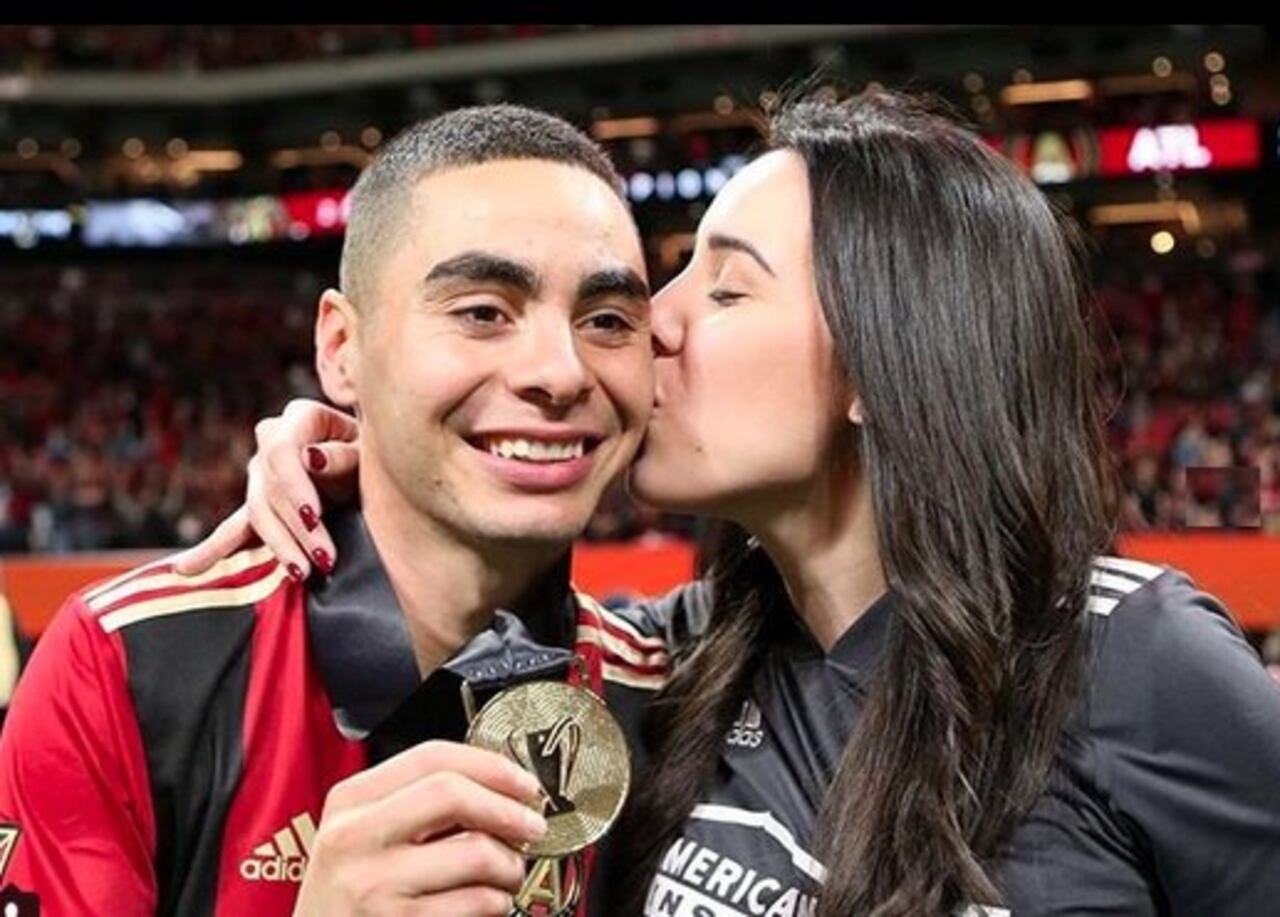 Miguel Almirón nunca juega un partido sin su doña, Alexia Notto, alentando desde las gradas.