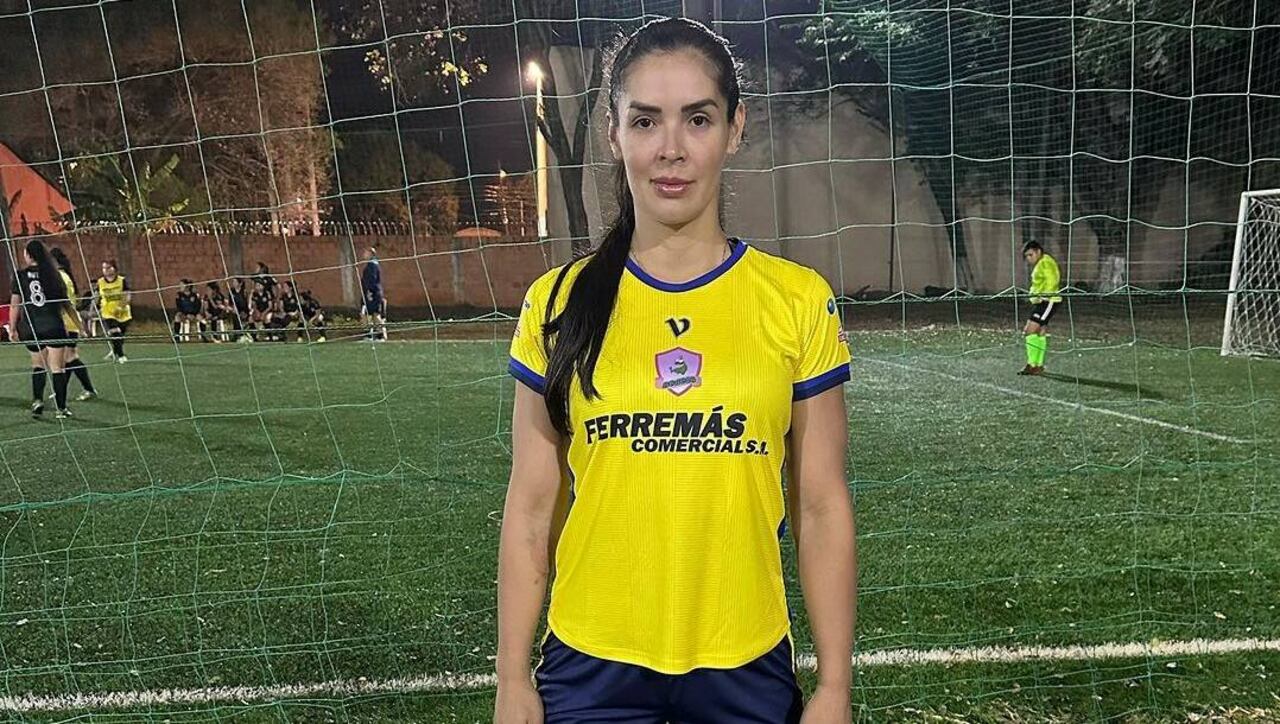 Mirna Pereira le da con todo ahora a la pelota.