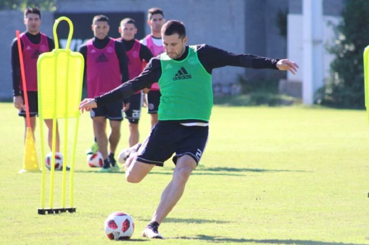 Antolín Alcaraz, defensor central.