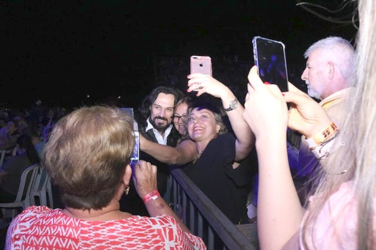 Marcos Renaut, el Marco Antonio Solís paraguayo, fue requerido por muchas fans para una foto.