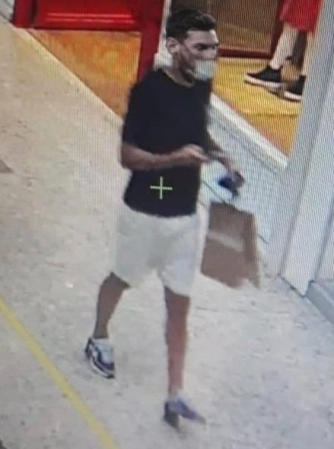 La imagen donde supuestamente se lo ve a Federico Carrizo yendo de compras por un shopping. ¿Será cierto?