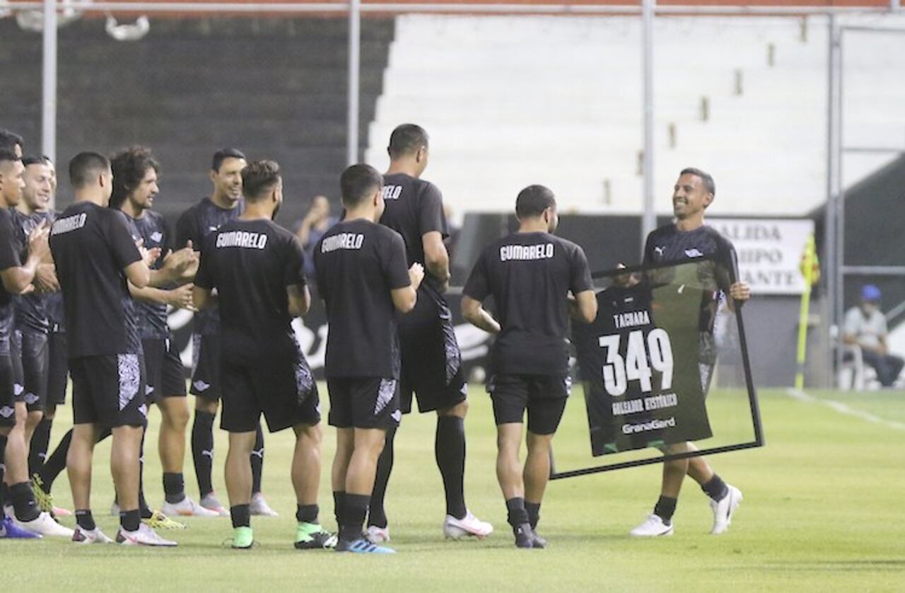 Óscar Cardozo y la casaca con el número 349.