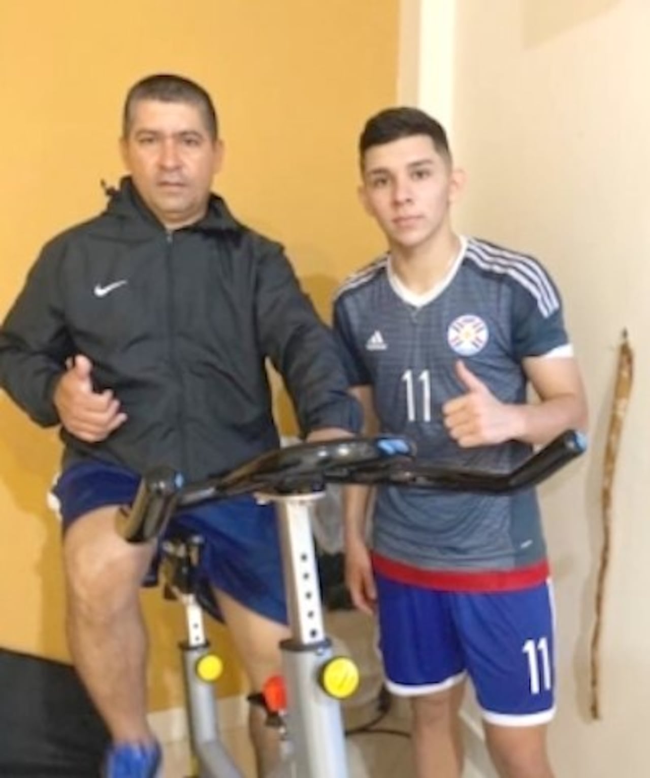 Julio, junto a su padre Luis.
