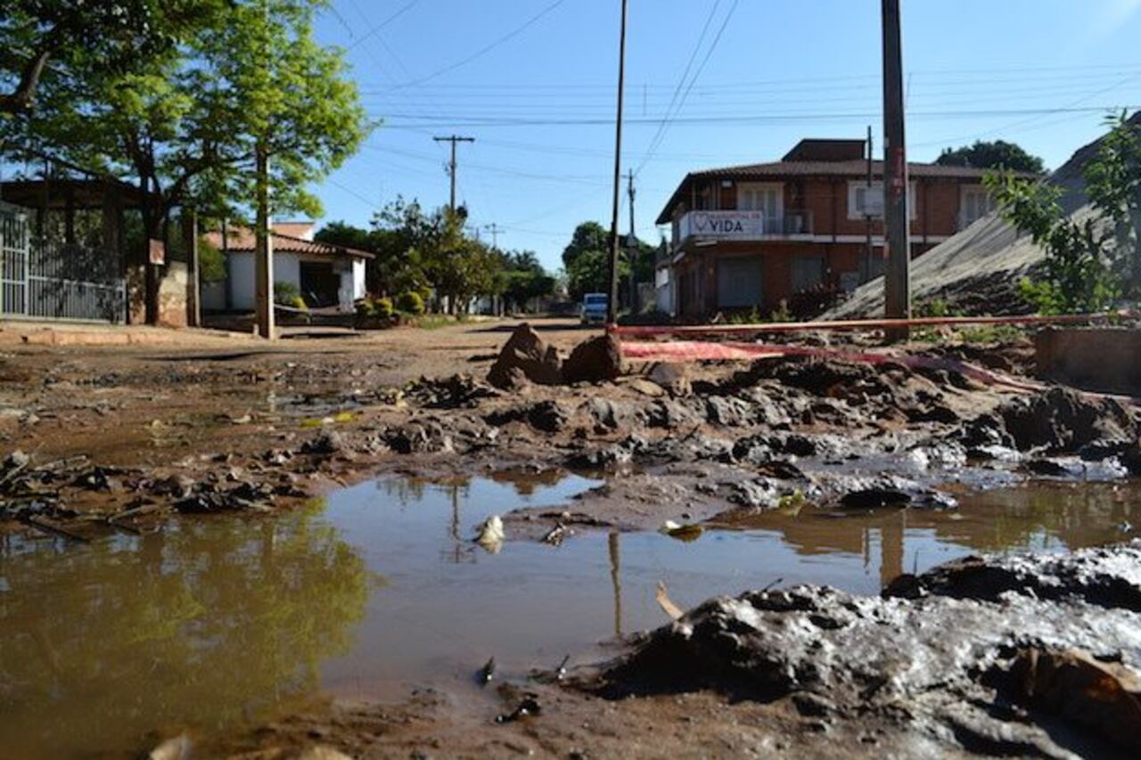 SUPERBACHE. Se destruyó gran parte del empedrado formando enormes cráteres.