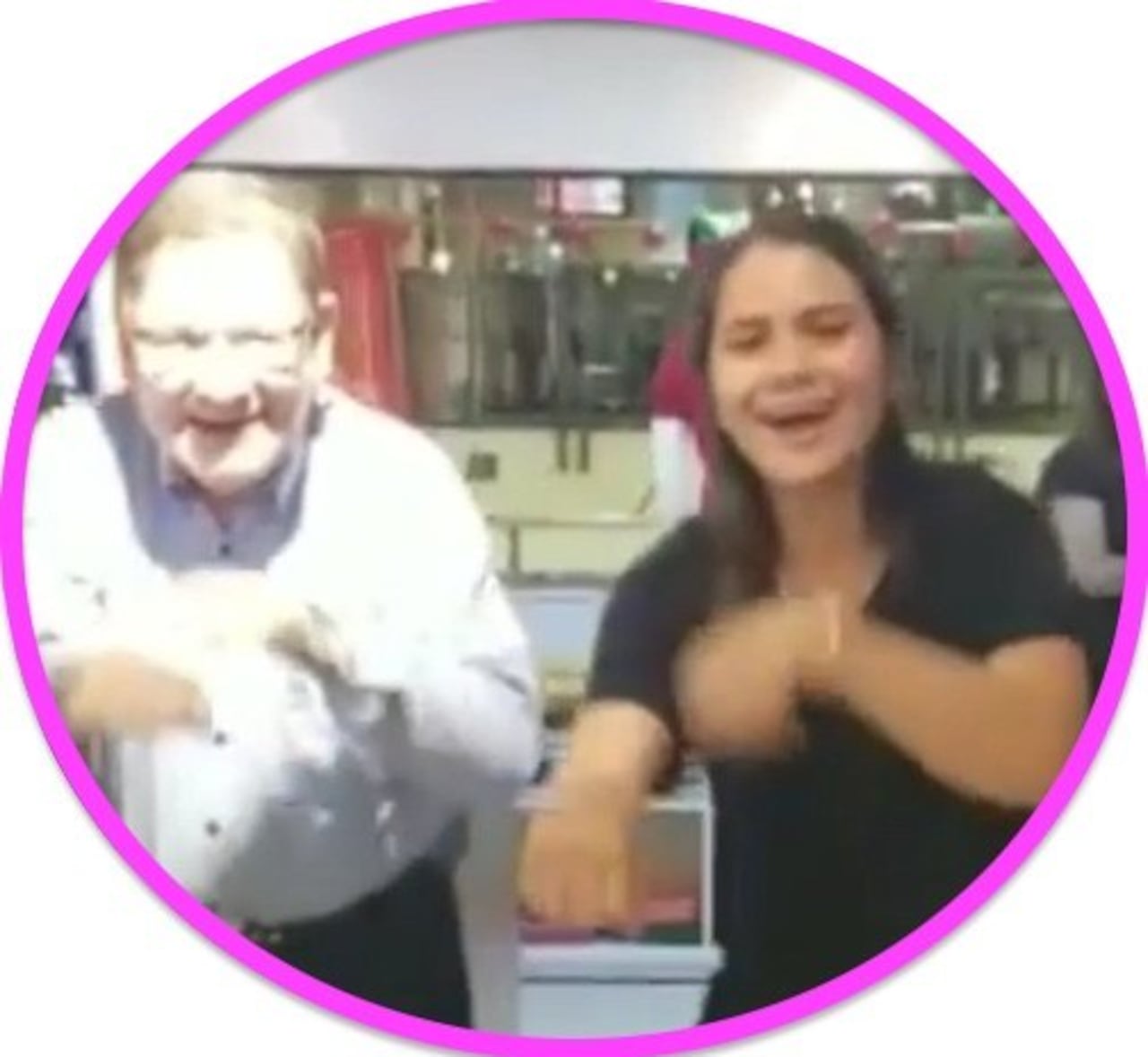 Carlos Martini bailó “La Macarena” con sus fans.